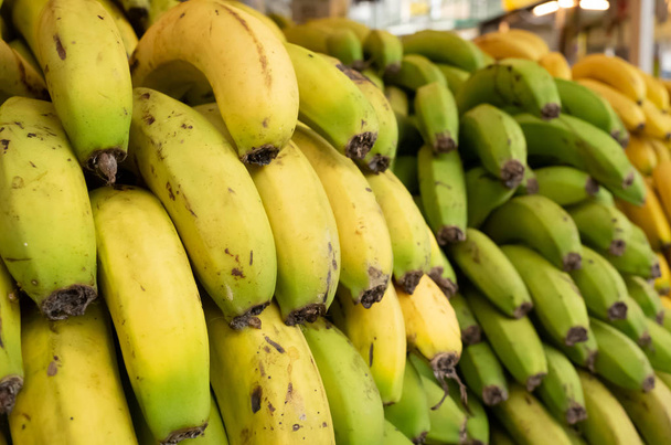 banaanihedelmät pinottu markkinoilla
 - Valokuva, kuva
