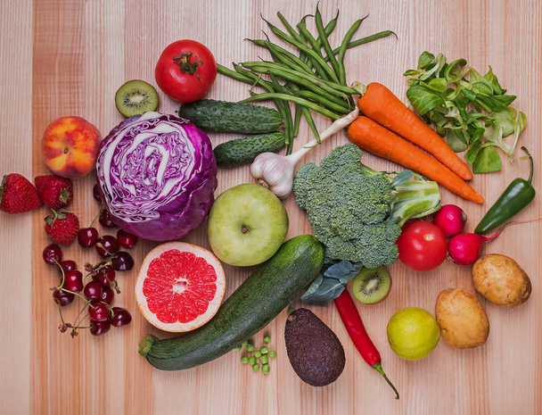 Различные овощи и фрукты на деревянном столе
 - Фото, изображение