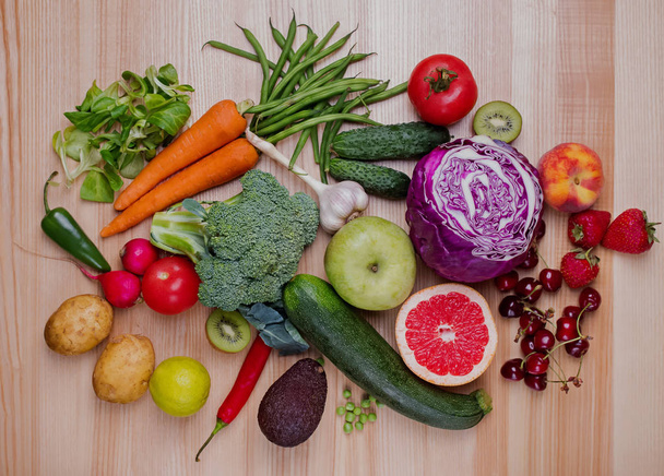 Různá zelenina a ovoce na dřevěném stole - Fotografie, Obrázek