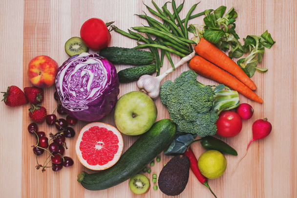 Verschiedenes Gemüse und Obst auf dem Holztisch - Foto, Bild