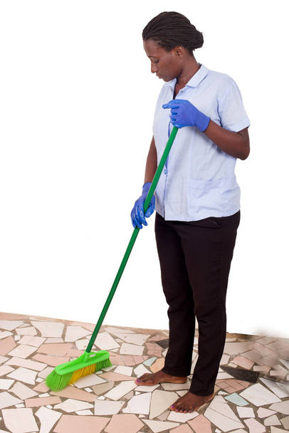 fiatal nő takarítás a ház - Fotó, kép
