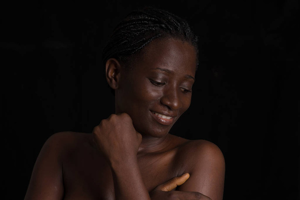 красивая улыбающаяся женщина без рубашки на черном фоне
 - Фото, изображение
