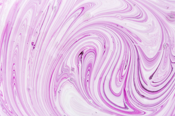 proces van het mengen van witte en licht paarse verven - Foto, afbeelding