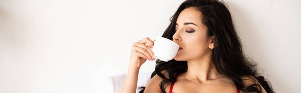 панорамный снимок красивой девушки, пьющей кофе с закрытыми глазами
 - Фото, изображение