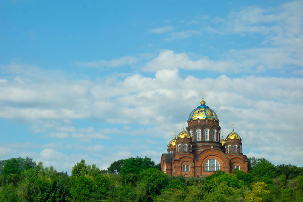 orthodoxe Kirche auf einem Hügel. christlicher traditioneller Tempel auf dem Rücken - Foto, Bild