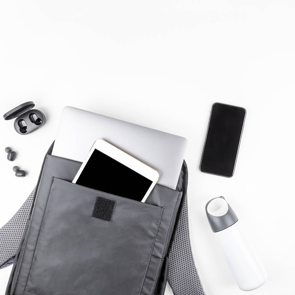 Moderne rugzak met laptop en Tablet binnen - Foto, afbeelding
