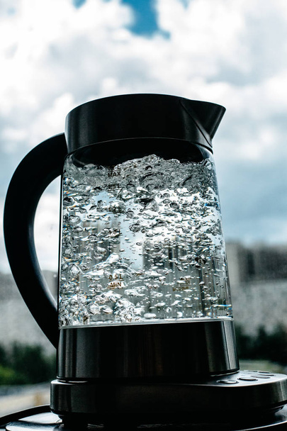 boiling water in glass kettle - Foto, Bild