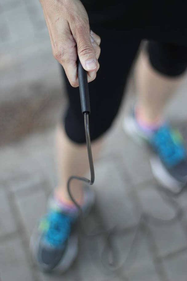 fitness kobieta trzyma skakanie liny - Zdjęcie, obraz