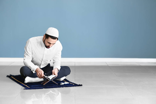 Jovem muçulmano rezando dentro de casa
 - Foto, Imagem