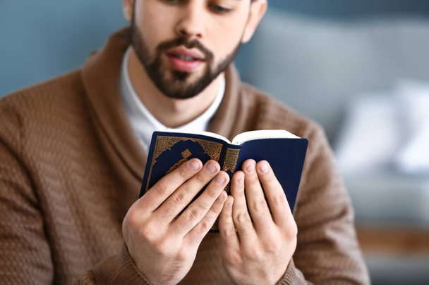 Νέος μουσουλμάνος άνθρωπος προσεύχεται σε εσωτερικούς χώρους - Φωτογραφία, εικόνα