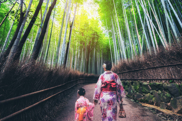 Podróżnik w: Bamboo Forest Grove, Kioto, Japonia - Zdjęcie, obraz