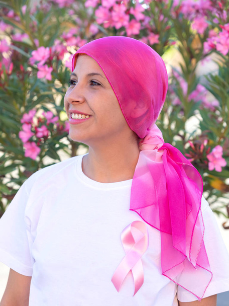 Mujer con bufanda rosa en la cabeza
 - Foto, imagen