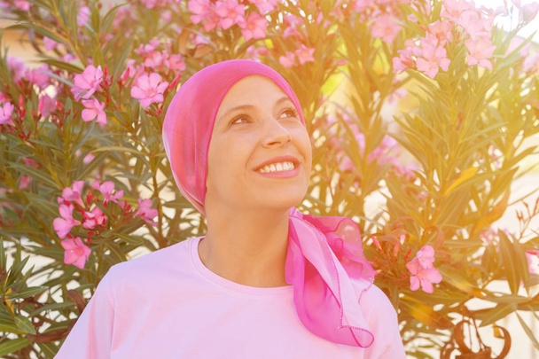 Femme avec écharpe rose sur la tête
 - Photo, image