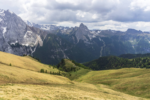 Bellissimo paesaggio montano delle Dolomiti a giugno
. - Foto, immagini