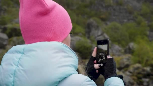 Mädchen fotografiert die Natur - Filmmaterial, Video