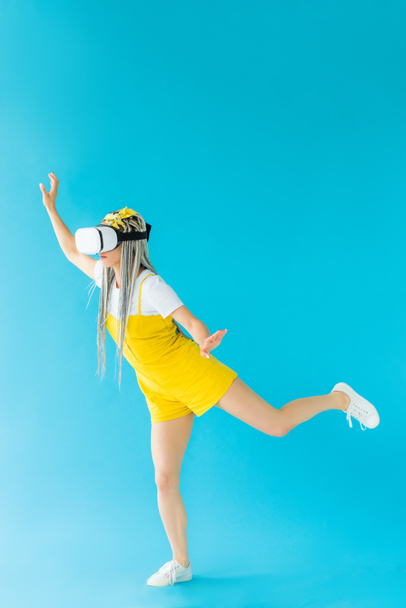 ragazza con dreadlocks in realtà virtuale auricolare gesticolare su turchese
 - Foto, immagini