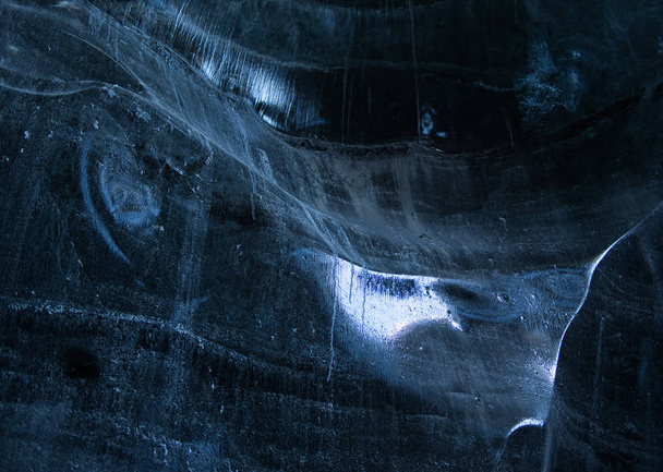 El hielo masivo dentro de una cueva glaciar - Foto, Imagen