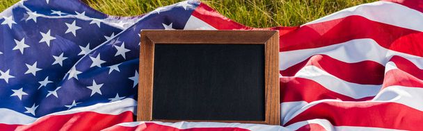 plano panorámico de pizarra vacía en bandera americana con estrellas y rayas
  - Foto, Imagen