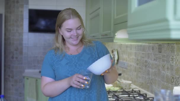 şişman kadın mutfak - Video, Çekim