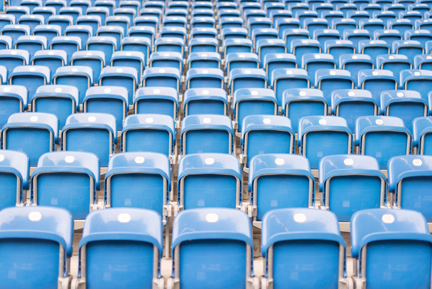 Blaue Stühle im Stadion - Foto, Bild
