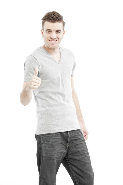 příležitostné muž s jeho rukou ukazující ruka značky schválení izolovaných na bílém pozadí - Fotografie, Obrázek