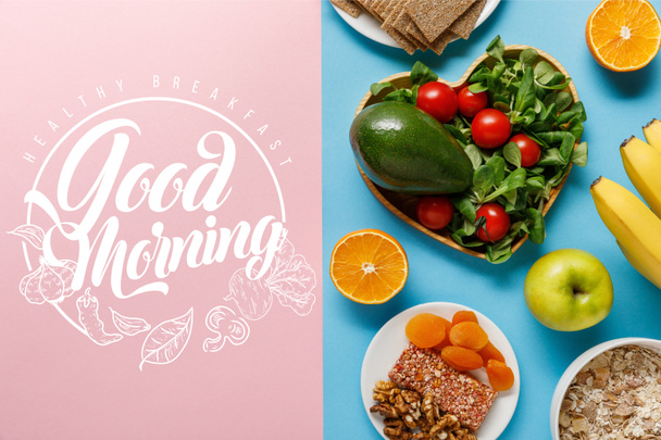 Top uitzicht van dieet voedsel op blauwe en roze achtergrond met Goedemorgen belettering - Foto, afbeelding