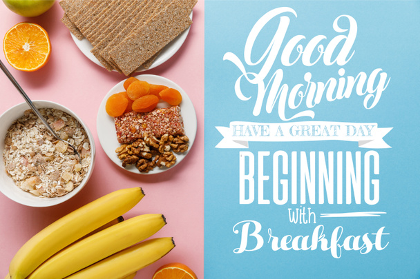 felülnézet a friss gyümölcsök, kenyér és reggeli gabona kék és rózsaszín háttér jó reggelt, van egy nagy nap elején a reggeli betűkkel - Fotó, kép