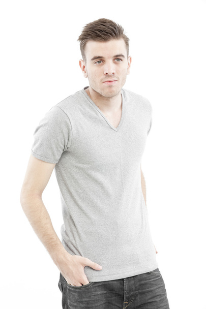 Rento mies poseeraa tyhjän harmaan t-paitansa kanssa valkoisella pohjalla
 - Valokuva, kuva
