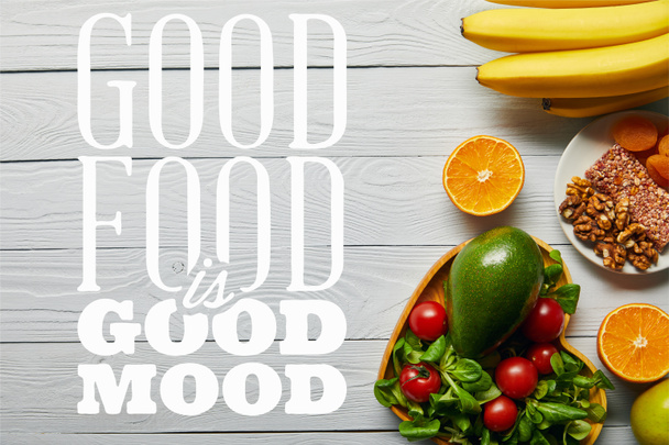 Nejlepší pohled na čerstvé ovoce, zelenina v misce ve tvaru srdce na dřevěném pozadí s dobrým jídlem je dobrá nálada - Fotografie, Obrázek