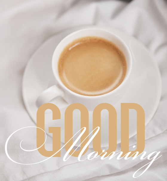 ylhäältä näkymä kahvia valkoinen kuppi lautanen lähellä hopea herätyskello vuodevaatteet hyvää huomenta kuva
  - Valokuva, kuva