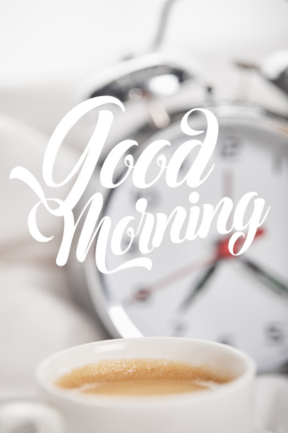 valikoiva painopiste kahvia valkoinen kuppi hopea herätyskello sängyssä taustalla hyvää huomenta kuva
 - Valokuva, kuva
