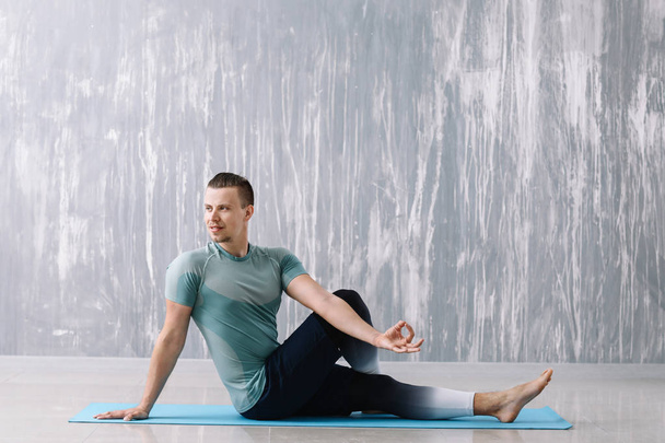 Homem desportivo praticando ioga no ginásio - Foto, Imagem