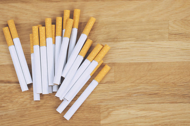 зображення кількох комерційно виготовлених сигарет. купа сигарети на дерев'яній. або Концепція кампанії без куріння, тютюн. вид зверху
 - Фото, зображення