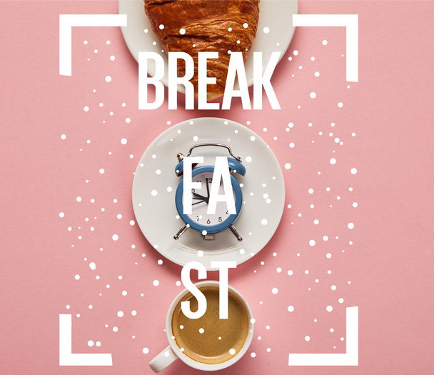 Flat Lay με φλιτζάνι καφέ, ρολόι παιχνίδι ξυπνητήρι και κρουασάν στο πιάτο σε ροζ φόντο με εικόνα πρωινού  - Φωτογραφία, εικόνα