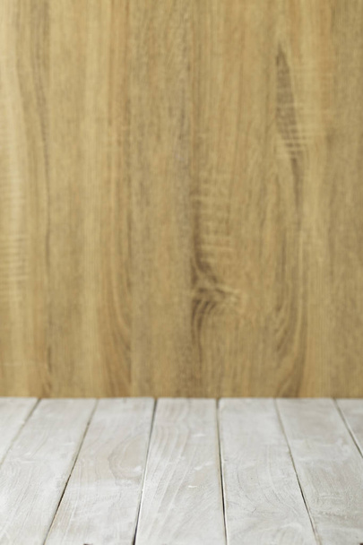 Table en bois vide et mur en bois
 - Photo, image