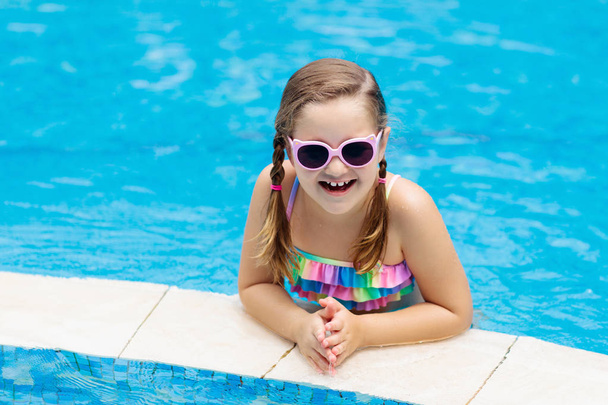 Child in swimming pool. Summer vacation with kids. - Foto, Bild