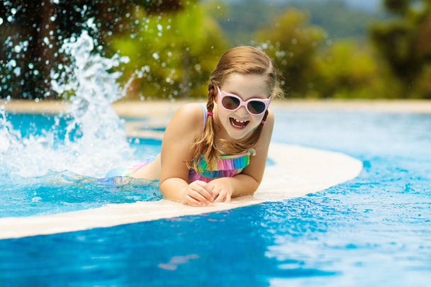 Yüzme havuzunda çocuk. Çocuklarla yaz tatili. - Fotoğraf, Görsel