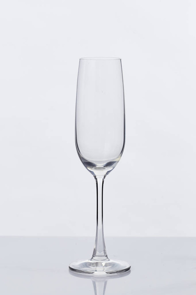 Prázdné sklo šampaňského a odraz na bílém - Fotografie, Obrázek