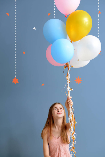 Χαριτωμένο έφηβο κορίτσι με αερόστατα αέρα στο φόντο του χρώματος - Φωτογραφία, εικόνα