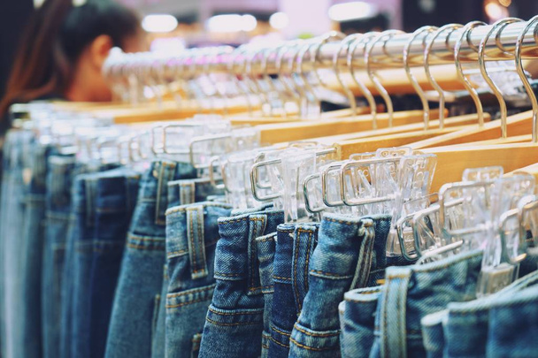 Molti jeans appesi a una cremagliera in un negozio
 - Foto, immagini