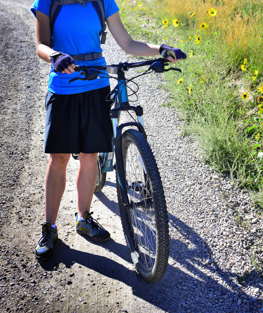 Jonge tiener mountainbiken oefening recreatie - Foto, afbeelding
