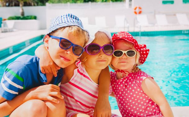 happy kids enjoy vacation in tropical beach resort - Foto, Imagen