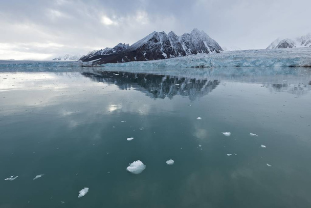 scenic view of Reflection, mountains and Monacobreen glacier, Liefdefjorden fjord, Spitsbergen, Svalbard Islands, Svalbard and Jan Mayen, Norway, Europe - Foto, Imagem