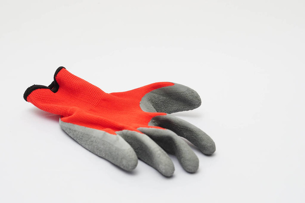 Красная защитная перчатка на белом фоне
  - Фото, изображение
