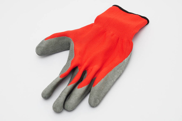 Красная защитная перчатка на белом фоне
  - Фото, изображение