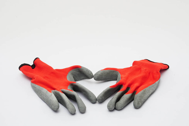 Beyaz arka planda izole edilmiş kırmızı koruyucu eldivenler  - Fotoğraf, Görsel