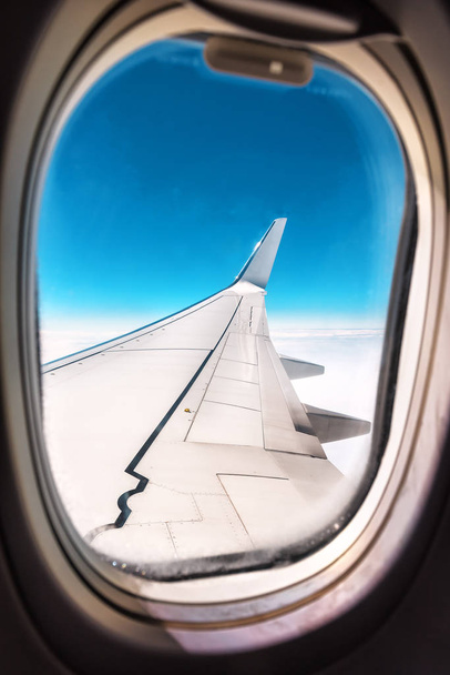 крыло самолета через окно - Фото, изображение