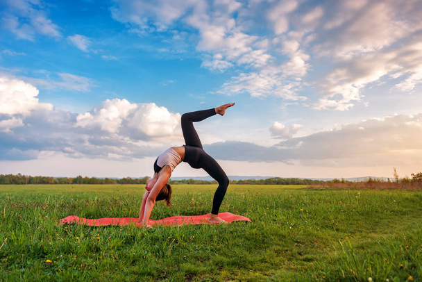 práctica de yoga en prado verde - Foto, Imagen