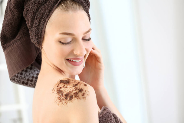 Young woman with body scrub on her body at home - Foto, imagen