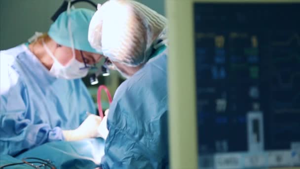 In de operatiekamer, twee chirurgen tijdens een bewerking. Professionele artsen in een modern ziekenhuis. Plastische chirurgie, moderne medetsin,. professioneel team van artsen. Concept schoonheid, gezondheid. - Video